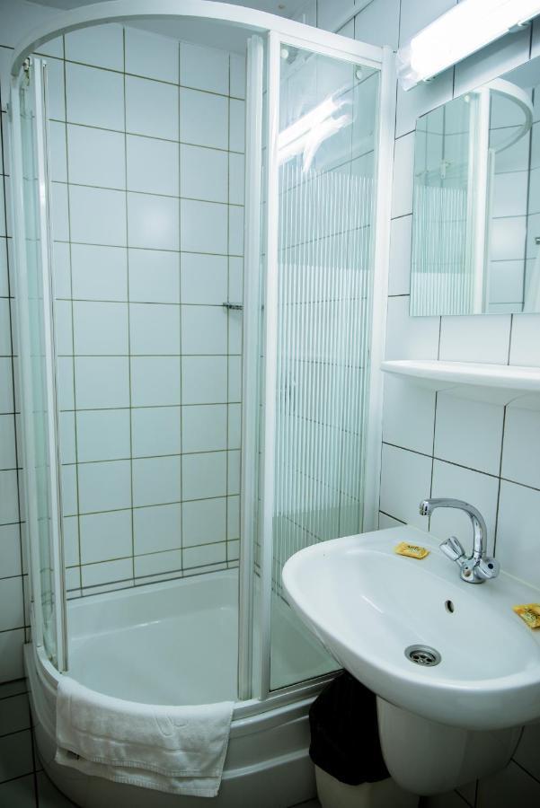 Miedzynarodowy Dom Spotkan Mlodziezy W Oswiecimiu Buitenkant foto
