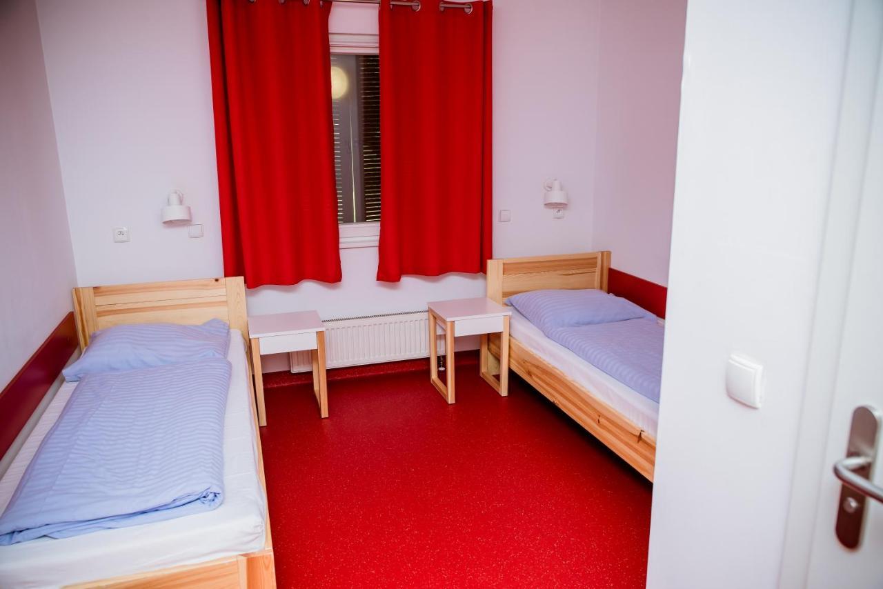 Miedzynarodowy Dom Spotkan Mlodziezy W Oswiecimiu Buitenkant foto