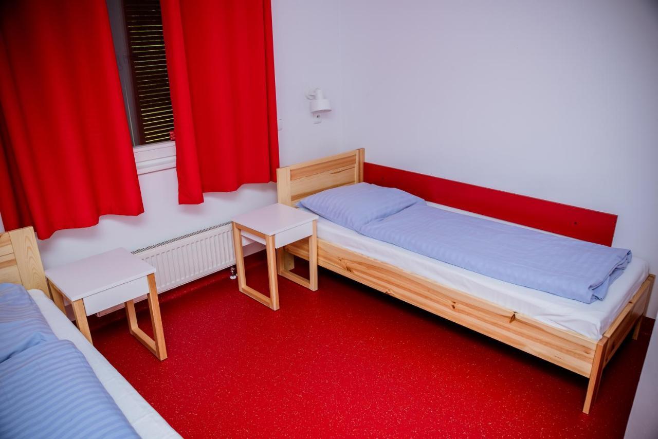 Miedzynarodowy Dom Spotkan Mlodziezy W Oswiecimiu Buitenkant foto