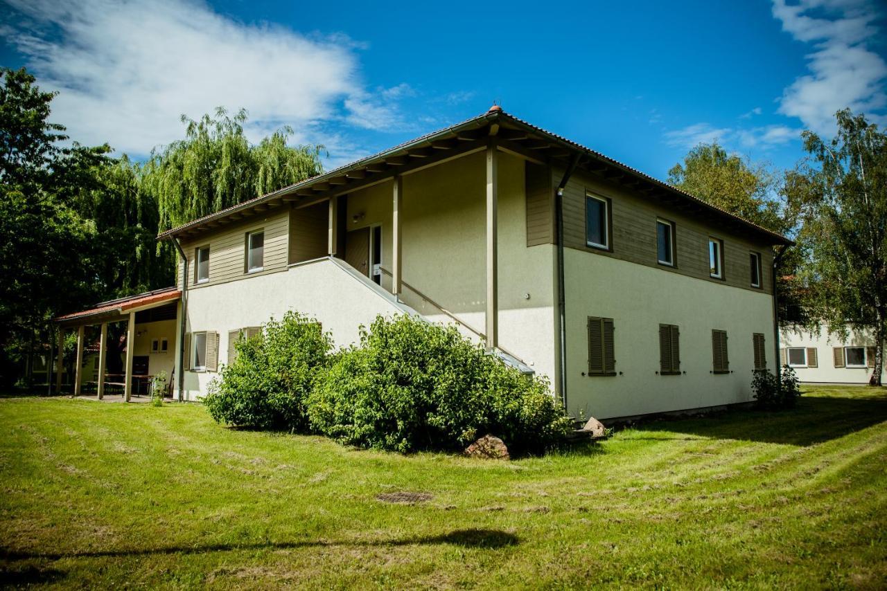 Miedzynarodowy Dom Spotkan Mlodziezy W Oswiecimiu Buitenkant foto
