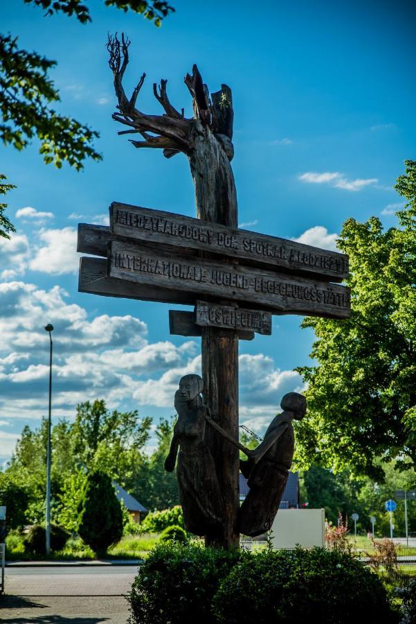 Miedzynarodowy Dom Spotkan Mlodziezy W Oswiecimiu Buitenkant foto