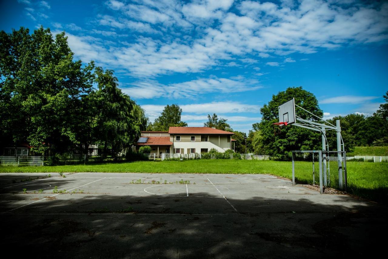 Miedzynarodowy Dom Spotkan Mlodziezy W Oswiecimiu Buitenkant foto